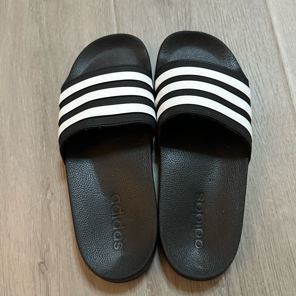 NWOT ADIDAS Girls Sliders size 4 Black and white - Picture 2 of 10